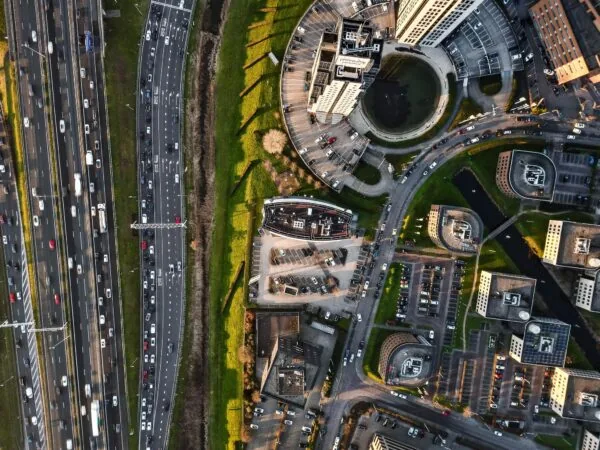 Luchtfoto van het Rivium Quadrant in Capelle aan den IJssel, met kantorencomplexen en een drukke snelweg.